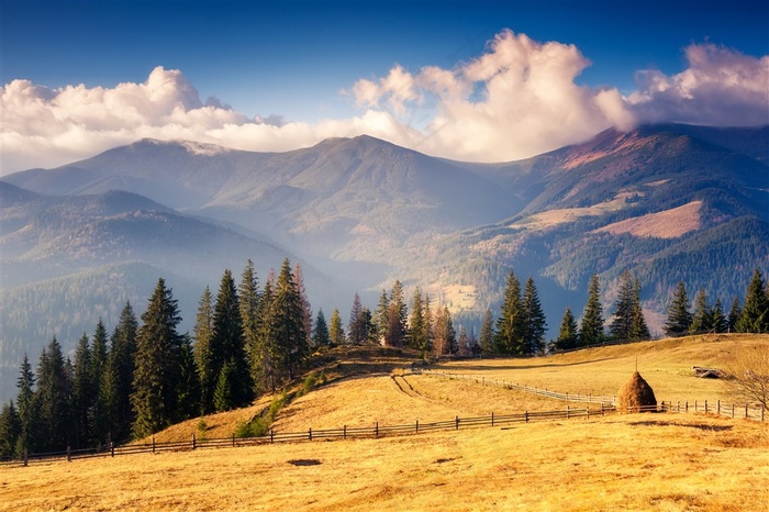群山下的美丽风景