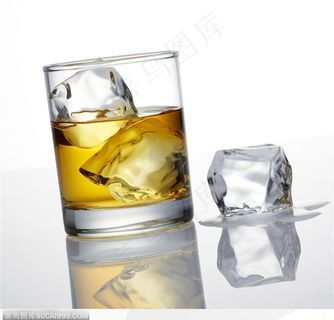 冰块酒杯中的冰块特写
