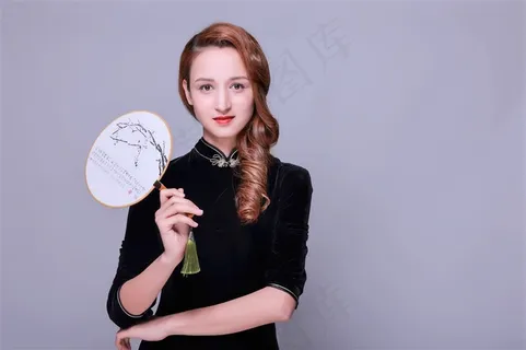拿着圆扇子的旗袍美女写真样片 拿着圆扇子的旗袍美女写真样片