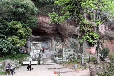 石壁下的古树小庙