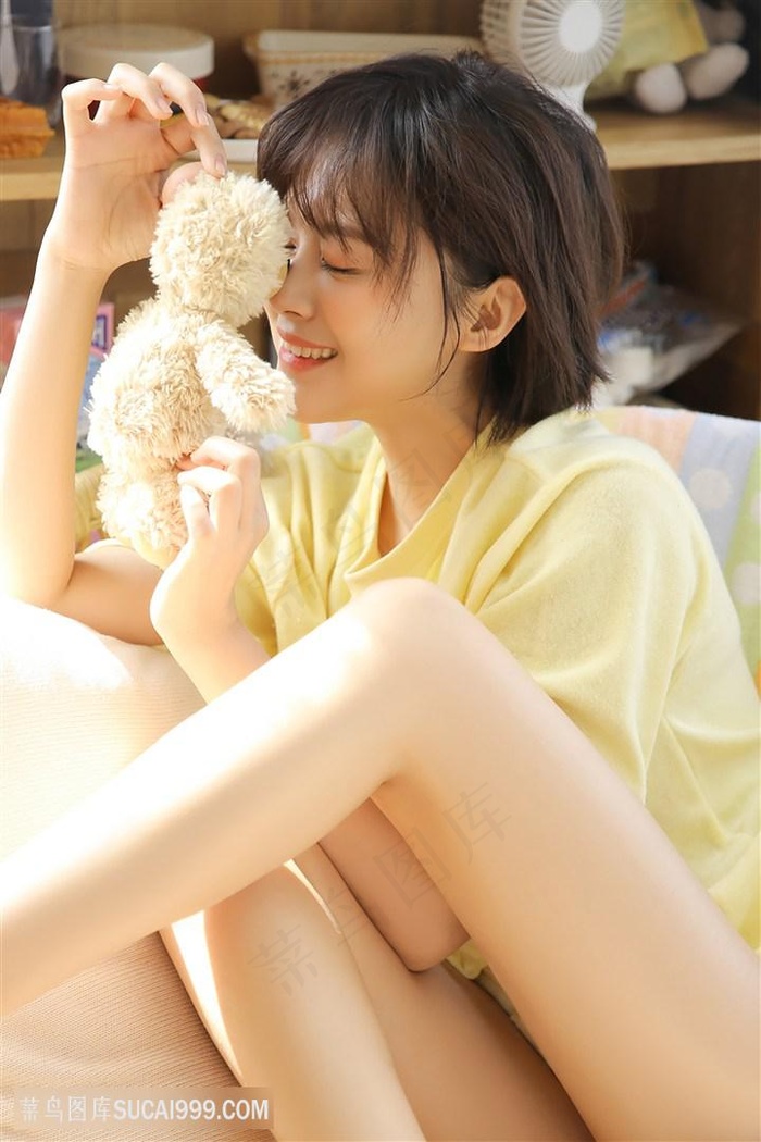 拿着玩偶的清纯美腿女生图片