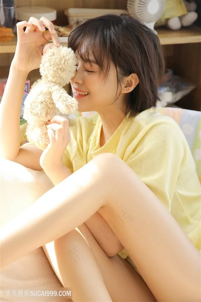 拿着玩偶的清纯美腿女生图片