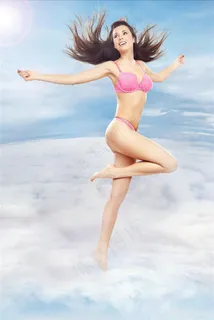 站在云端的性感内衣美女图片