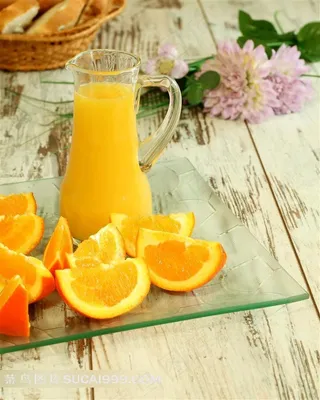 新鲜橙肉和鲜榨橙汁鲜花