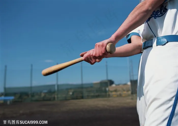 球类运动-挥舞着棒球杆的男人
