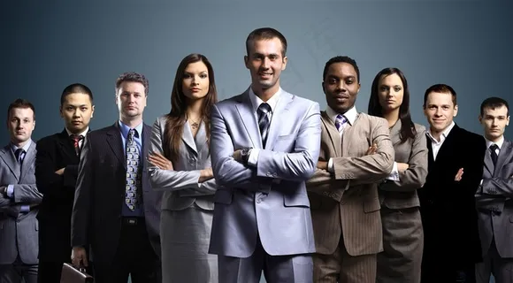 双手抱胸的商业精英合影