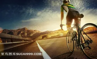 骑自行车旅游的人物