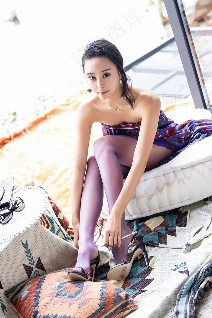 穿丝袜的性感美腿美女蓝夏美女写真图片