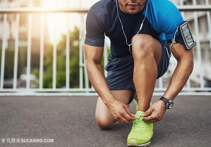 系鞋带的男士高清图片