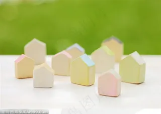 桌面上的尖顶方块摆设