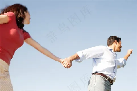 牵手奔跑的情侣图片 牵手奔跑的情侣图片