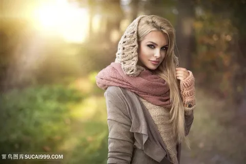 森林里金发欧美美女图片