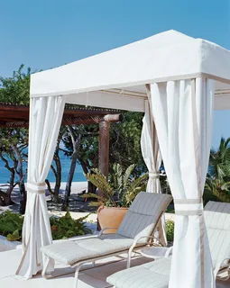 夏天明媚的阳光坐在顶棚下的躺椅