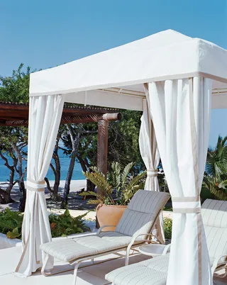 夏天明媚的阳光坐在顶棚下的躺椅