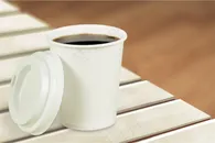 桌子上的纸杯水杯