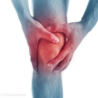 双手按压膝盖蓝色身体高清图片