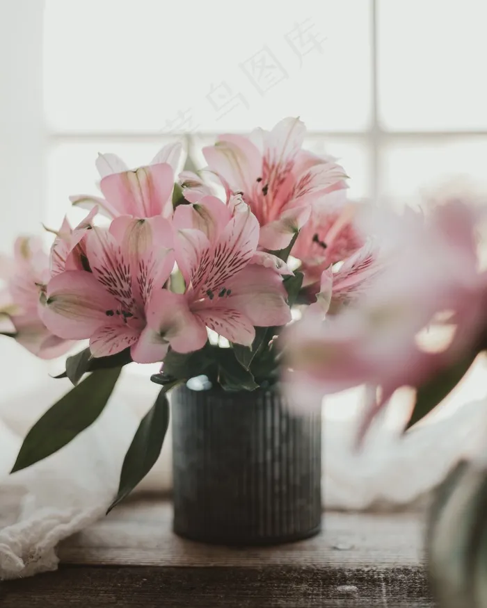 淡雅粉色百合花插花图片