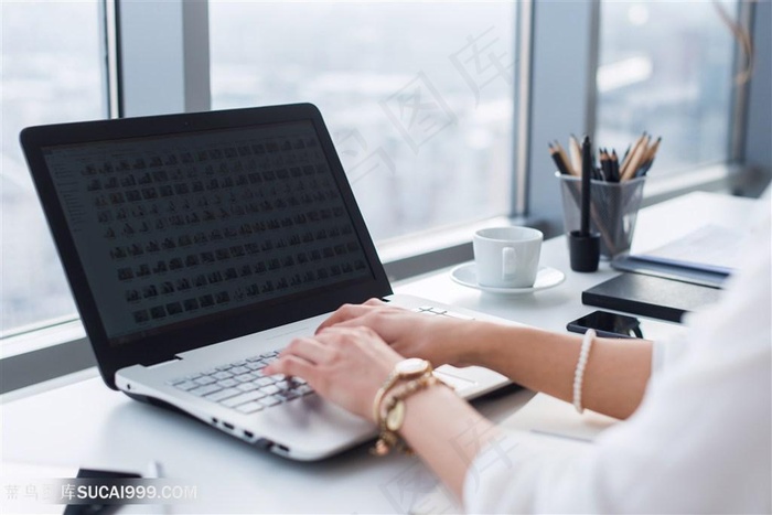 操作电脑的成功人士高清图