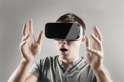 戴着黑色虚拟现实眼镜的男人