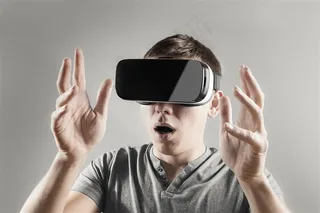 戴着黑色虚拟现实眼镜的男人