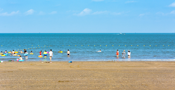 海边沙滩游泳