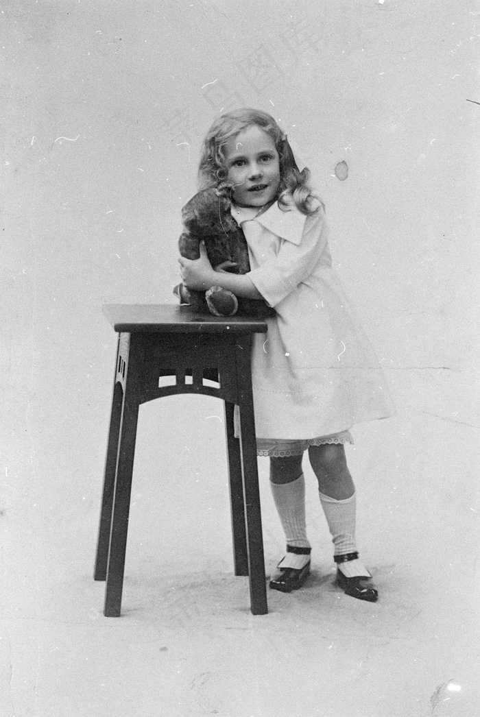 萝莉小女孩黑白写真图片