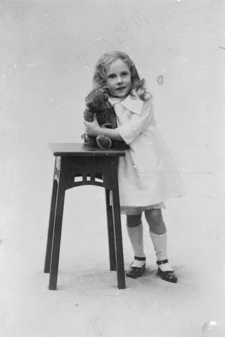 萝莉小女孩黑白写真图片