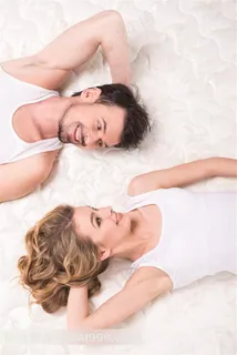 睡在床上的情侣图片 睡在床上的情侣图片