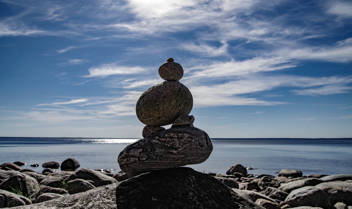 海边石头堆叠摄影图片