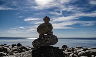 海边石头堆叠摄影图片