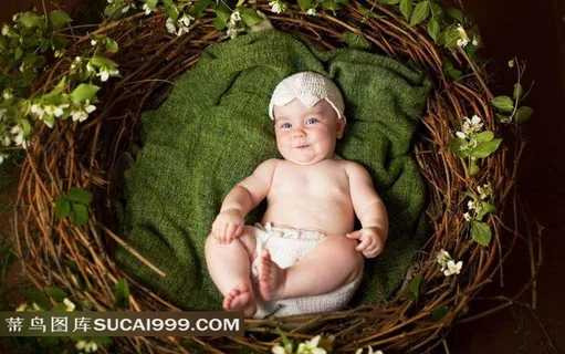 草窝里坏笑的外国宝宝