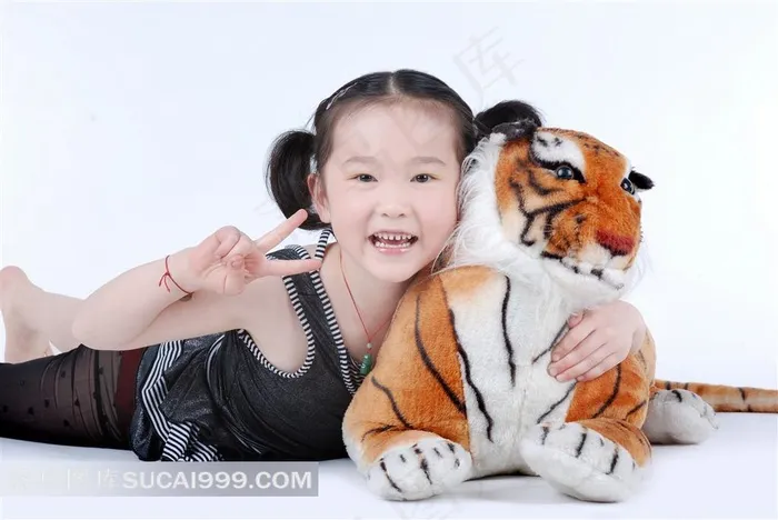 抱老虎玩偶的可爱小女孩素材