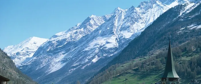 雪山脚下的峡谷