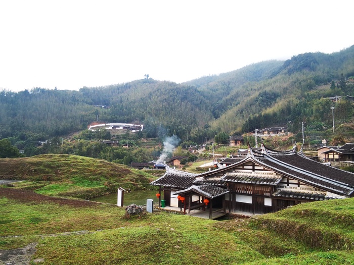 清晨大山里白墙黛瓦宗祠建筑