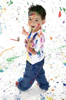 全身颜料的国外小男孩高清图