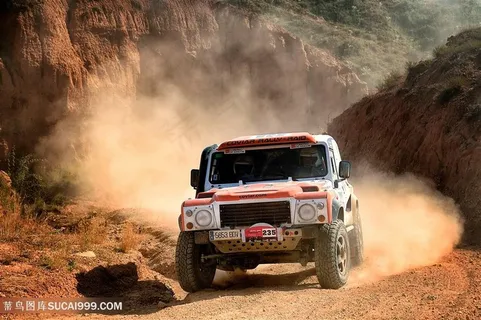 越野赛车经过黄土地尘土飞扬图片