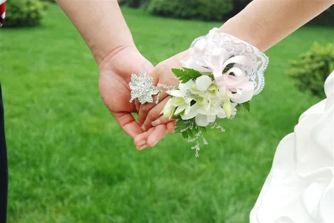 佩戴腕花的情侣牵手图片 佩戴腕花的情侣牵手图片