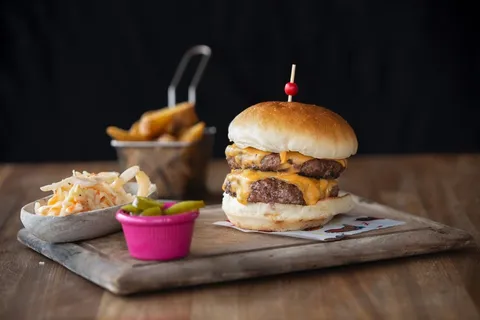 黄色美味汉堡摄影素材 黄色美味汉堡摄影素材