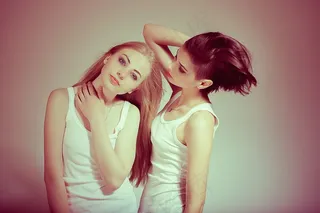 90后闺蜜美女写真图片