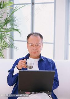 喝咖啡看电脑的老人