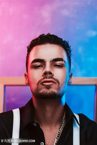 红蓝背景精修男人图片