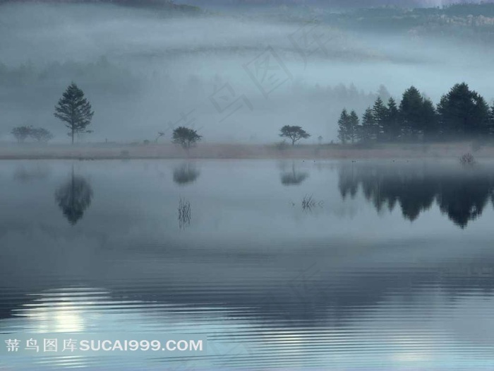 云雾缭绕的湖泊美景