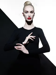 黑白拼色背景女性正面高清图片