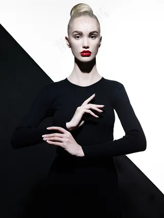 黑白拼色背景女性正面高清图片