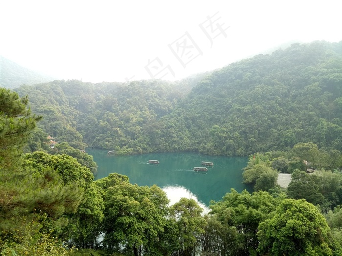 群山中的碧湖