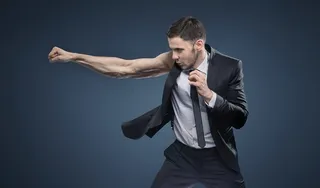 西装出拳男人海报