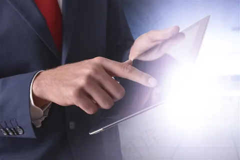 拿着ipad工作的商务人士高清图