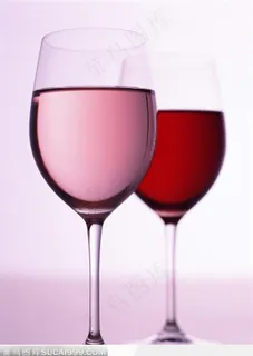 两只玻璃酒杯里的红酒