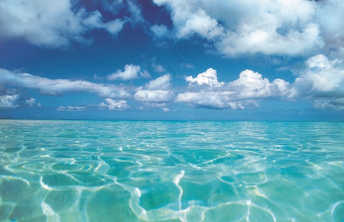 蓝天白云下精美的海面波纹