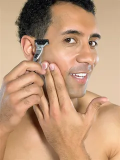 正在剃须刮胡子的国外男人图片